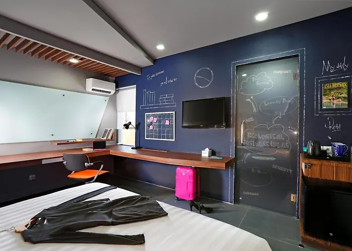 Berry Biz Sunset Road Seminyak